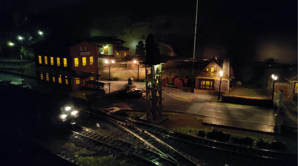 Поезд ночью на станции