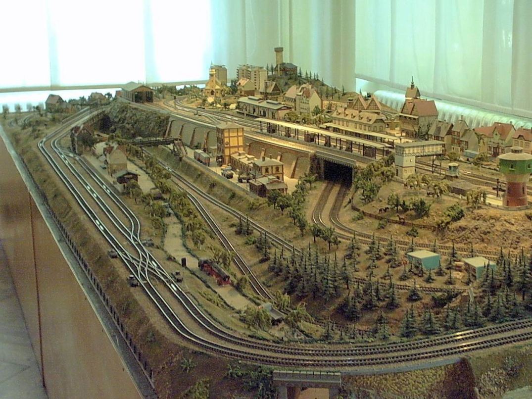 Фото макета железной дороги ГДР в масштабе HO из магазина Лейпциг